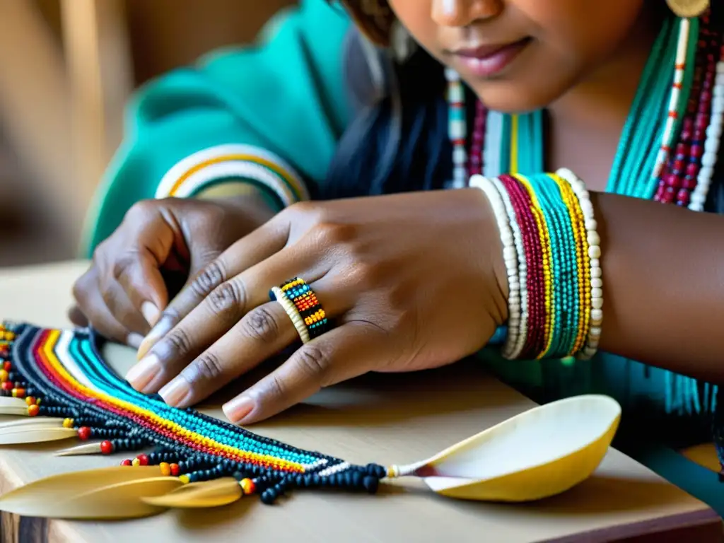 Un artesano experto teje con cuidado un llamativo tocado indígena, mostrando la artesanía y la importancia cultural de los accesorios de moda indígena