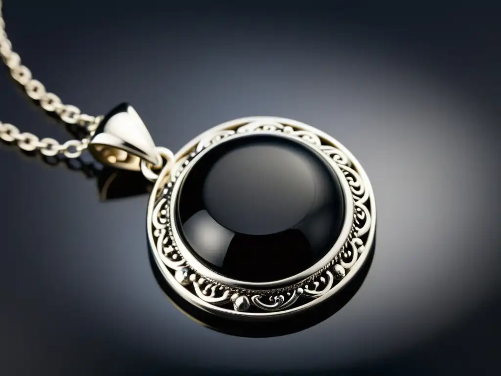 Un collar de ónix negro en un detallado primer plano, mostrando su elegante diseño en plata y la superficie pulida de la piedra