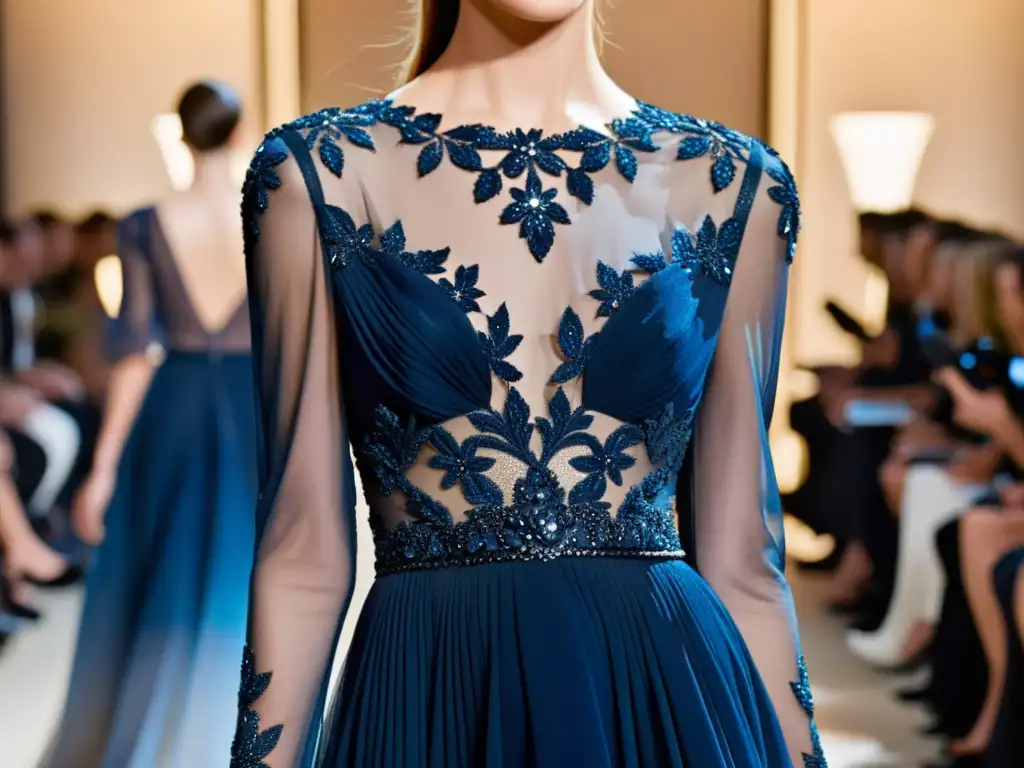 Deslumbrante vestido de noche Elie Saab en azul profundo, con encaje intrincado y detalles brillantes, exhibido en un ambiente etéreo y soñador