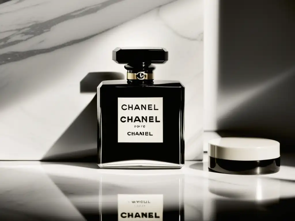 Una foto en blanco y negro de una botella clásica de perfume Chanel rodeada de productos de belleza vintage, evocando lujo y sofisticación atemporal