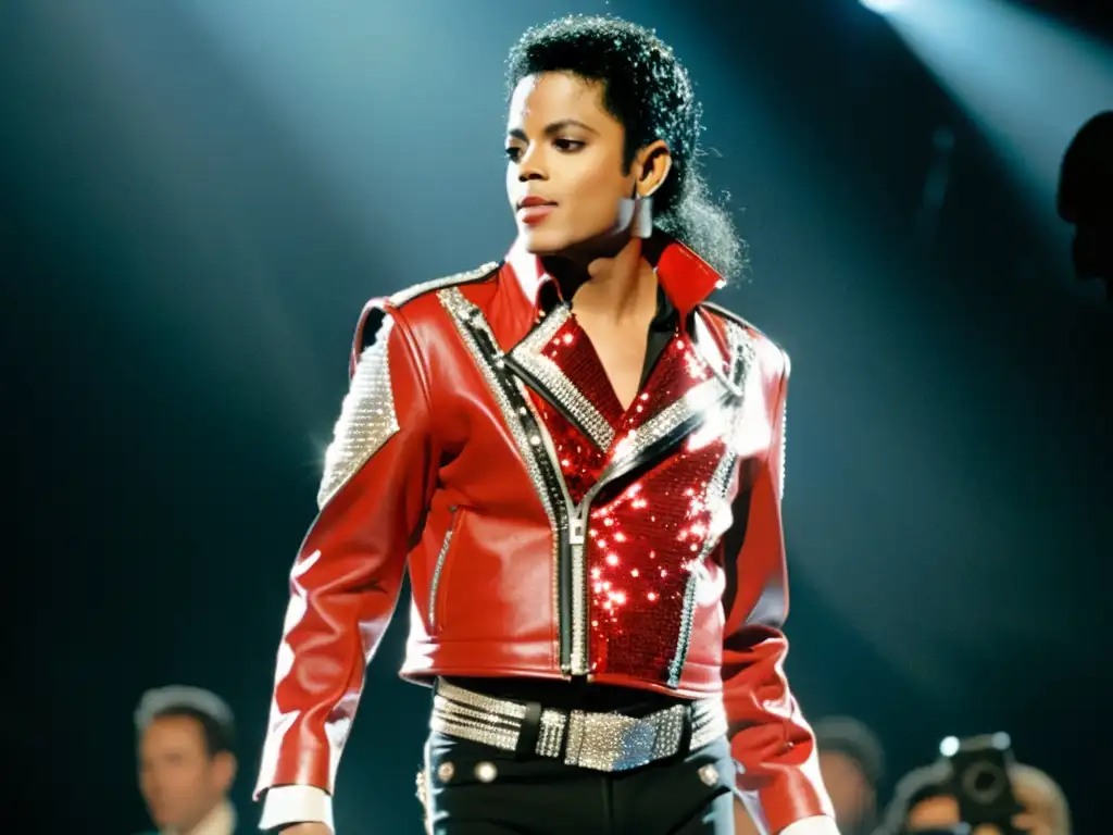 Michael Jackson con su icónica chaqueta roja y guante brillante, personificando el origen del estilo 'Thriller' en moda