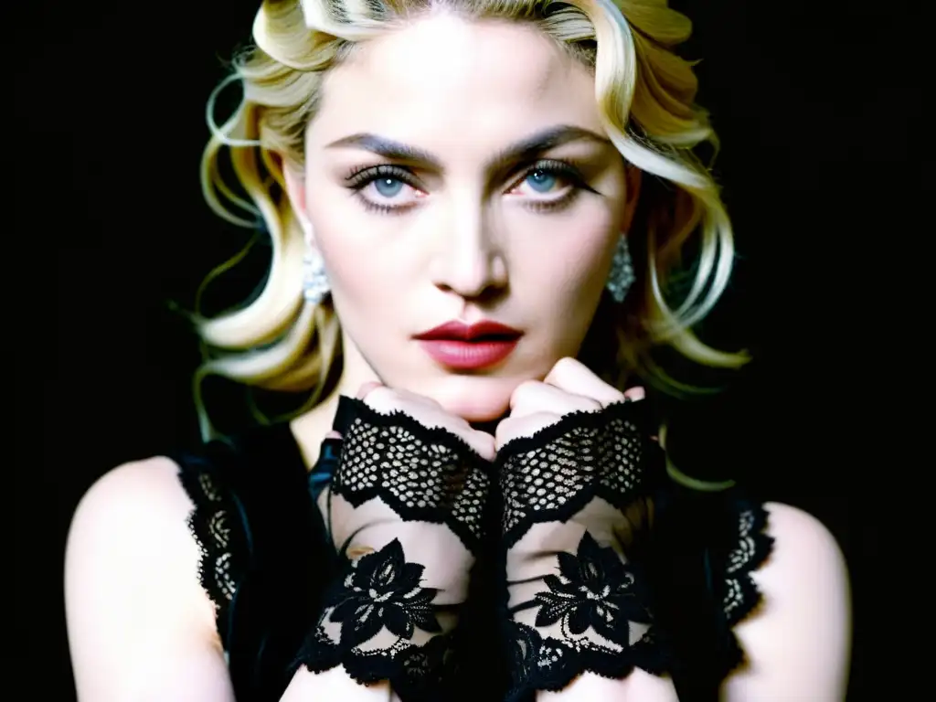 Madonna con guantes de encaje blanco, detalle floral, fondo oscuro, impacto cultural en la moda de los 80