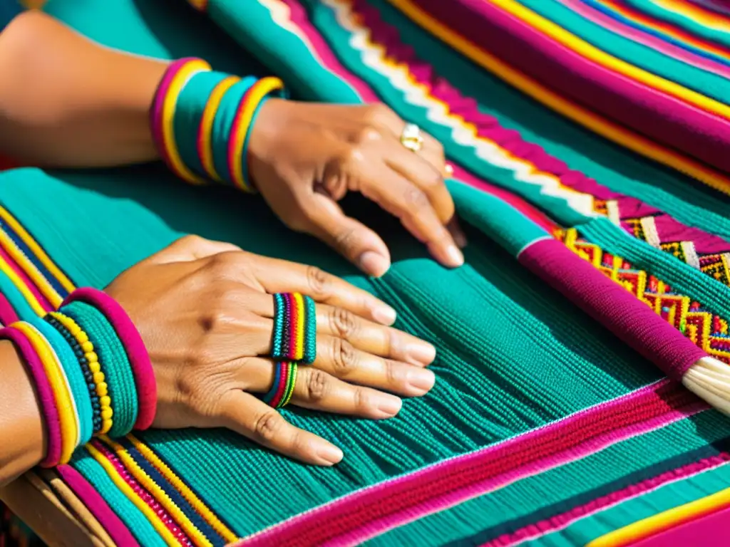 Manos de artesana quechua tejiendo un textil multicolor con patrones intricados, mostrando el arte del tejido en moda quechua