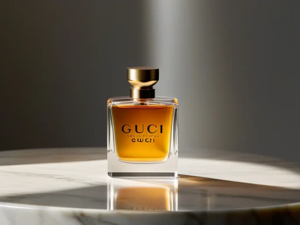 Nuevo perfume Gucci de influencia moda en elegante frasco, iluminado por luz natural en un entorno lujoso y moderno